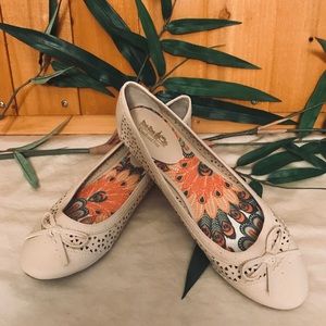 Coach and Four Sasha Beige Ballet Flats Size 10